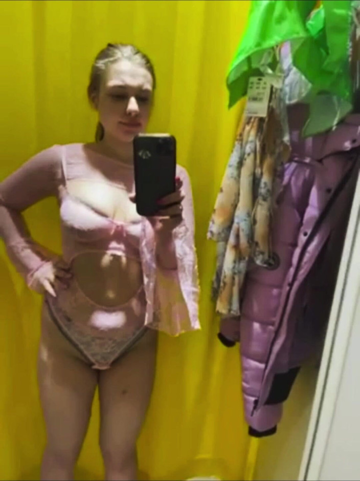 JuiceLussie: Publiczna masturbuje się w szatni