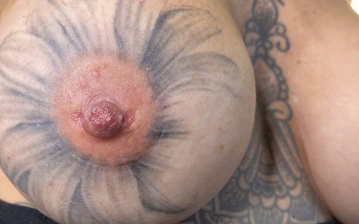 Nastasia_ink: MILF zmienia piercing sutka - intymne, pewne siebie i urzekające!