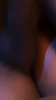 Annie Cruz est une salope asiatique qui donne un peep show coquin à un vieux