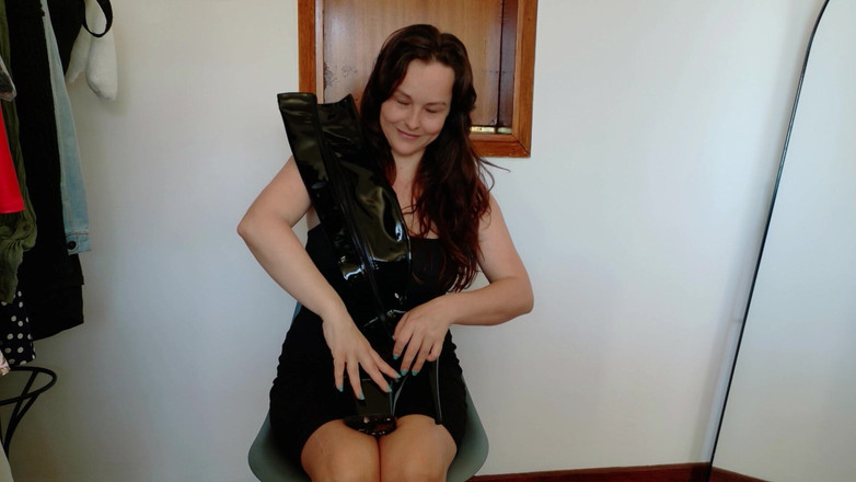 Kinky Lyrical: Outift Pairing - Stivali compiacenti e piccolo vestito nero