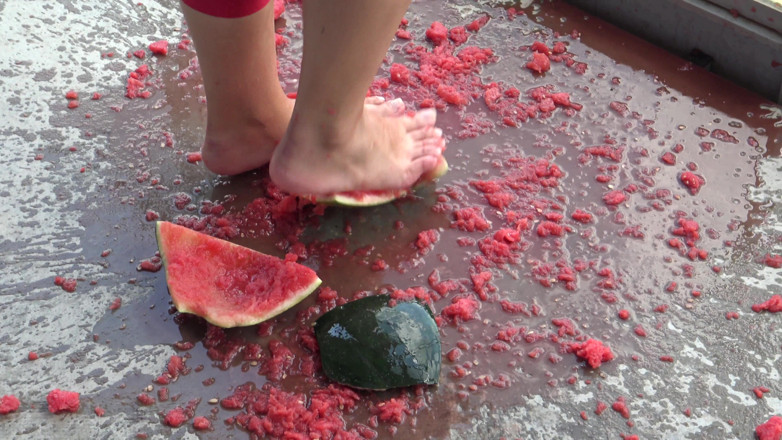 Femdom Austria: Watermelon feeding!