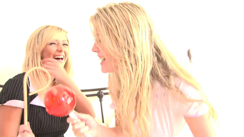 A Lesbian World: Brook doet alsof ze lerares is en wil haar stoute...