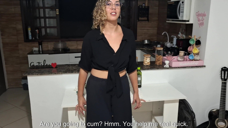 Gabi SweetCouplesStories: Üvey oğul boşalana kadar üvey anneden yardım istiyor.