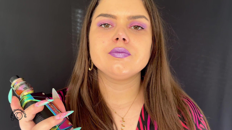 Your fantasy studio: Kouření mé cigarety s fialovou rtěnkou v mém hidžámu