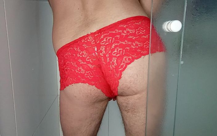 Alan Long: En bragas rojas en la ducha