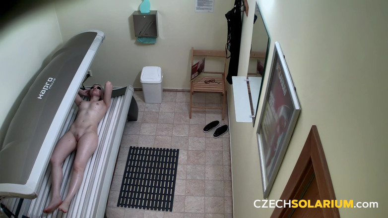 Czech Solarium: Tsjechisch Solarium 323: blondine zet een flirterige solariumshow