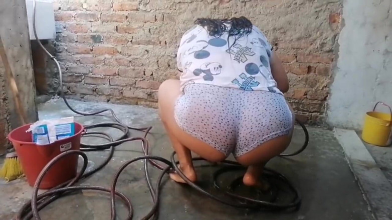 Adribella69: De meid werkt door haar grote kont te bewegen terwijl...