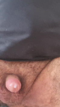 Mijn gaatje vingeren met met sperma bedekte vingers. Ik hou van het gevoel!