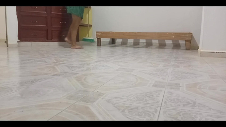 Karmicoxv: Vizinha gordinha limpando seu novo apartamento