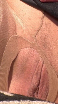 jarman kaale baal vaali milf(chodne laayak mammi) vishaal dildo ke saath apni choot men pravesh karti hai aur saath hi saath use philmane vaale vaathakar ki madad karti hai
