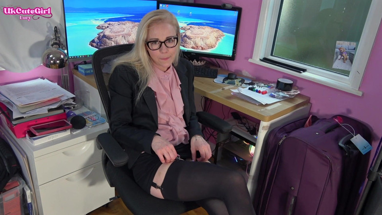 UKCuteGirl Lucy Lauren: Šéf kanceláře, který rozbije neúprosné otroctví na židli a neúprosnou atmosféra!