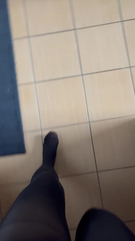 POV : marcher dans des collants noirs