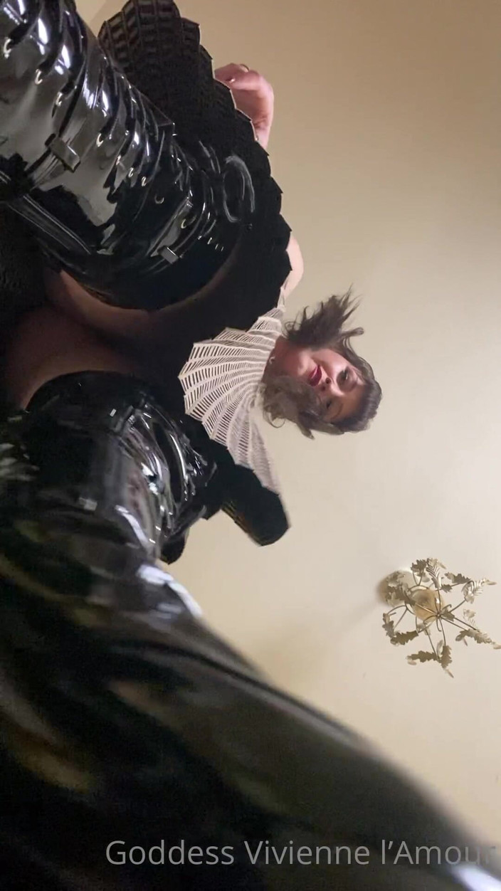 Vivienne l'Amour: Vivienne L'amour - giganta te traga todo