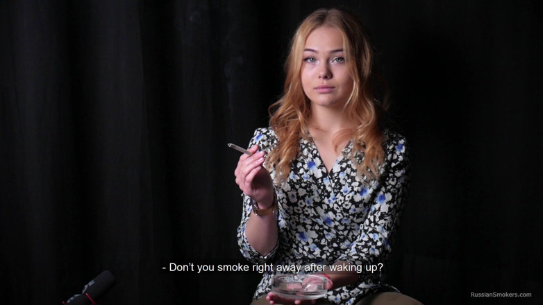Russian Smokers: Süßes russisches mädchen, das zigarette in der natur raucht