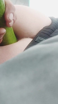 Hubený mladík otevírá svůj zadek ve stanu