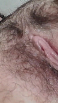 BBW-mädchen masturbiert mit Zahnbürste