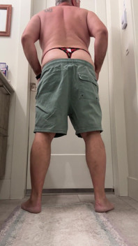 Amo che ti tiro giù i miei pantaloncini e andare in città sul mio buco del culo