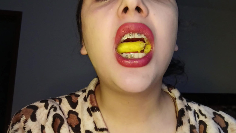 Golden domme: Uvula sudut pandangan pertama Chew Cheetos