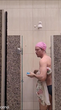 Pynk cap nadando con traje de baño medio desnudo