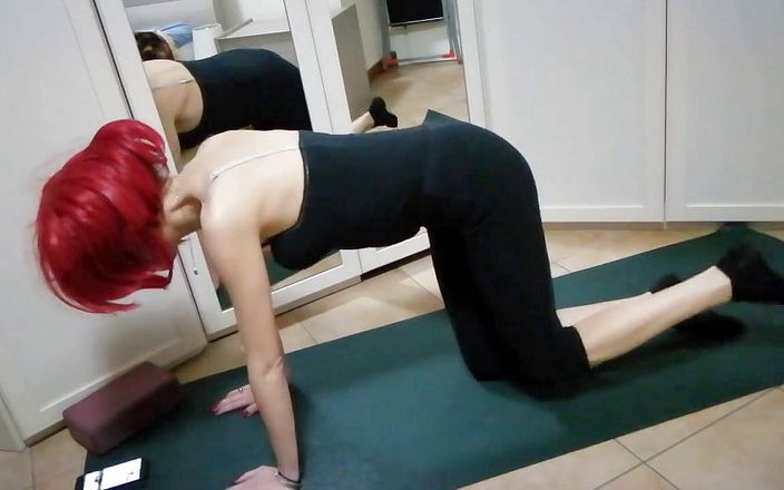 Maja Amateur Wife: Istri amatir maja terganggu saat yoga dan bermain dengan suaminya
