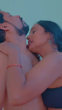 İnce seksi ev hanımı kocasından cinsel arzusunun tadını çıkarıyor