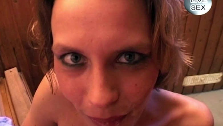 TRASHPORN: Olgun sarışın parmaklar amını damlatarak patlamalı orgazm oluyor