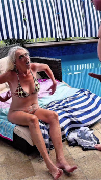 Blond Gilfucked vid poolen och creampied