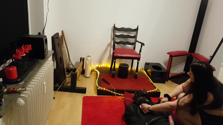 DOMINATRIX6: Curvy Dominatrix Delivers Facesitting to Her Leather Slave