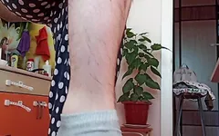 Belles jambes poilues non rasées. Cuisses poilues.