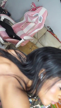 Echte trans-ebenholz-hure gibt einen footjob und nimmt ihren dildo-pOV-blowjob-stil in schwarzem oberschenkel, hohe strümpfe, dildo