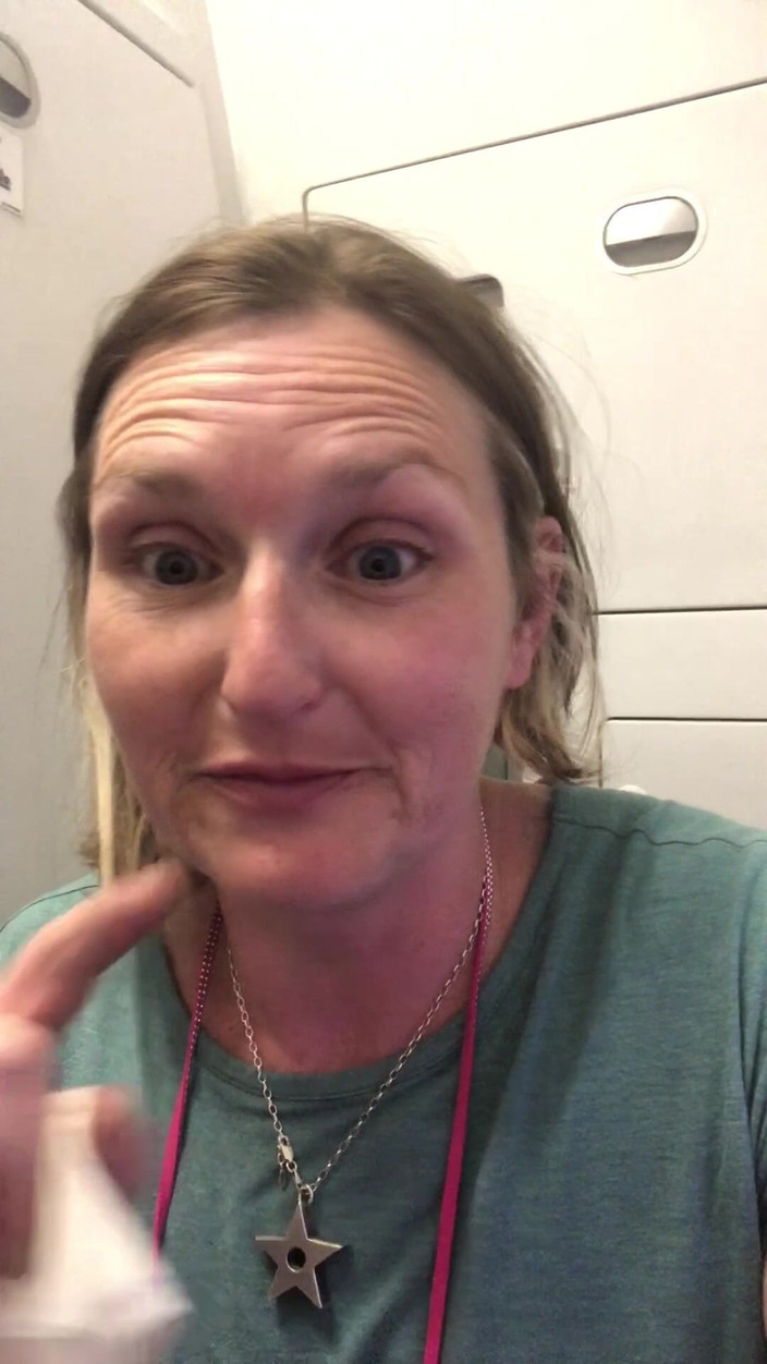 MistressWriggler: Enorme pis in het vliegtuig na vier uur vast te...