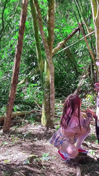 Chica se salta a la clase en viaje escolar para chupar a la maestra en el bosque