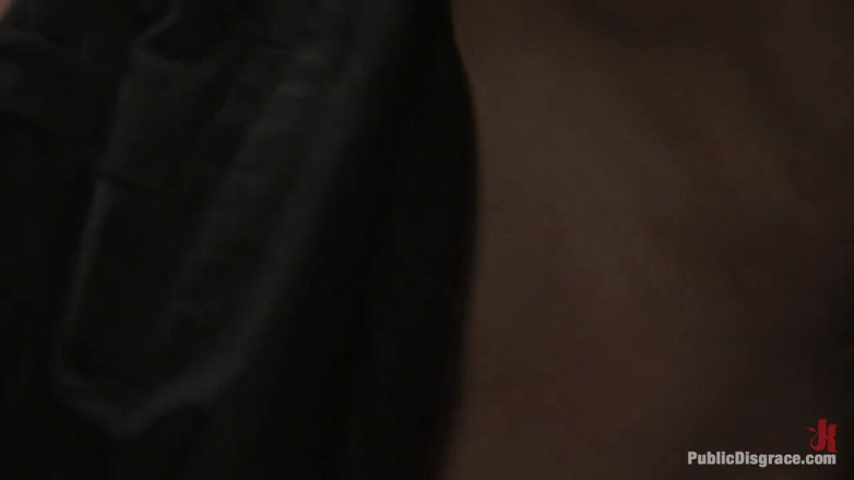 Public Disgrace by Kink: Mooie brunette, Jade Indica, wordt vastgebonden en geneukt in een...