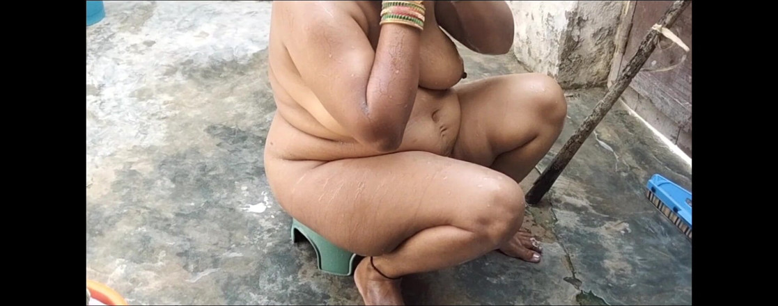 Yourgeeta8899: 今朝、継母がお風呂に入っていて、彼女は自分のアソコを洗っていて、私のチンコは彼女を見て立ち上がってしまいました