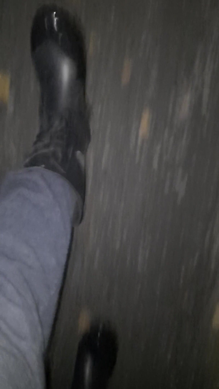 SinDee: Rubberboots berjalan