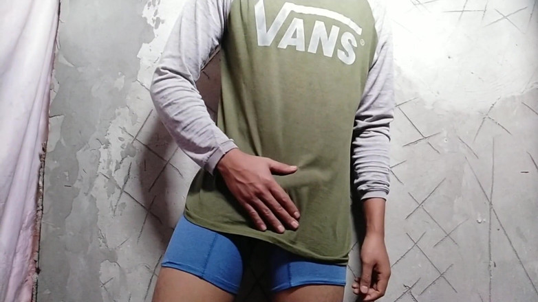 Chicos Virales: Cậu bé tuổi teen quay lại video thủ dâm