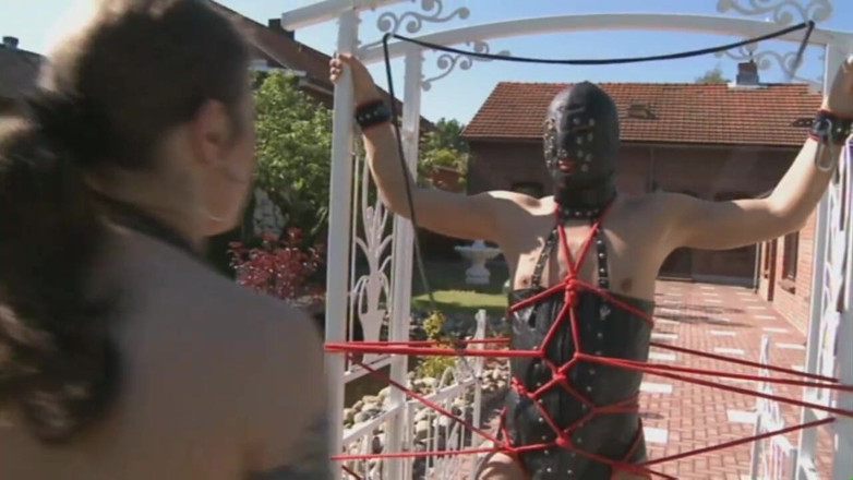 Absolute BDSM films - The original: Robie agățată și umilitoare cu biciuire