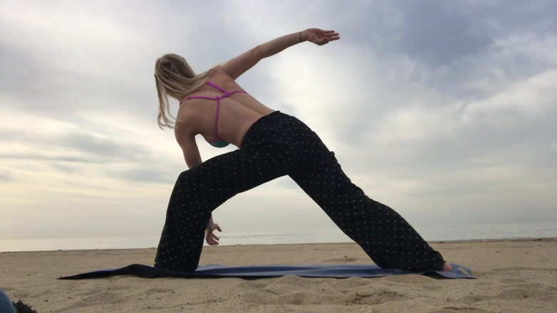 Serene Siren: Joga plażowa w bikini