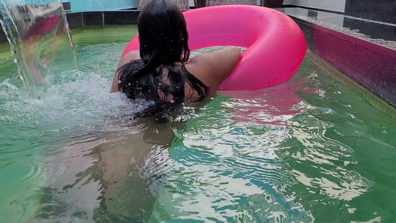 Paty Bumbum: Waiting for My Lover at the Motel