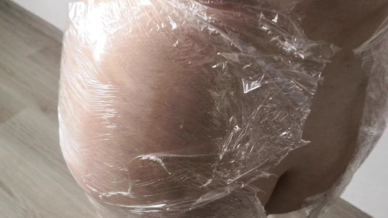 Bouncy Tits Action: Owiń mnie folią