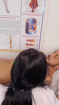 L'infermiera fa sì che il paziente abbia erezione molto dura