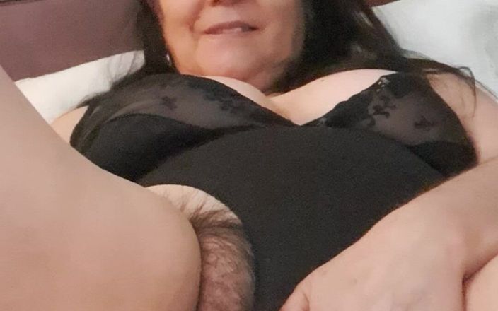 Mommy big hairy pussy: Memek tante semok dan berbulu ini telan sperma hangatnya