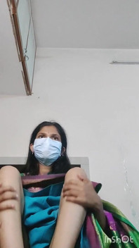 Indiancă Desi Bhabhi Shivani excitată în sari roz. Videoclip complet.