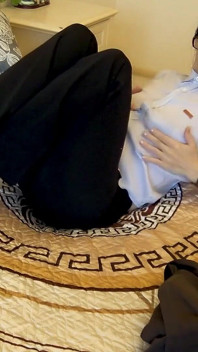 Konstig ond kvinna knullar sig själv för komfort.