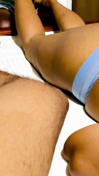 Manželka dostane smyslnou masážní zábavu s masážní palor přede mnou - paroháčská masáž - část 01