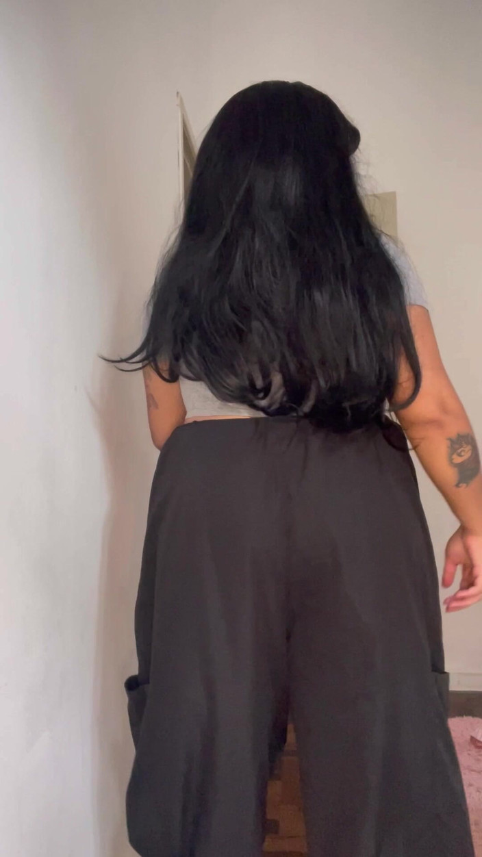 Cutiepiie Chubby: 胖美女在丰满的裤子上放屁和打手枪，直到你射精