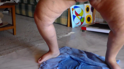 Sex hub couple: Jen is peeing on a towel in the livingroom