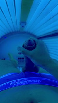 Jerking off in Sunbed