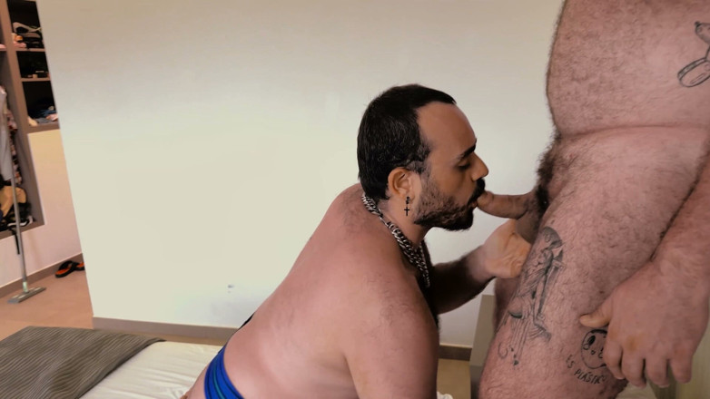 ScruffyStocky: Le lingue che si sputano in hotel, Macinazione sul grembo,...
