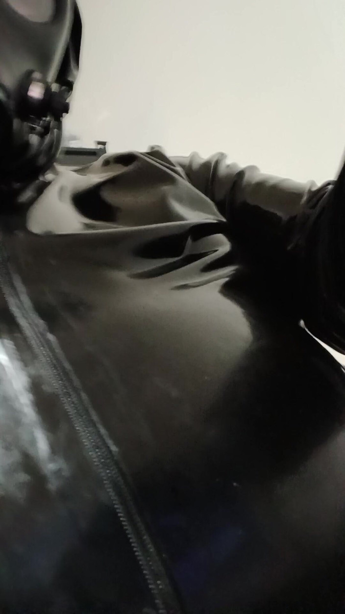 Latex Boy: Isreali gasmask latex tracksuit xuất tinh